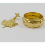 An 18 carat gold band, Birmingham 1977, 7mm wide, finger size K,