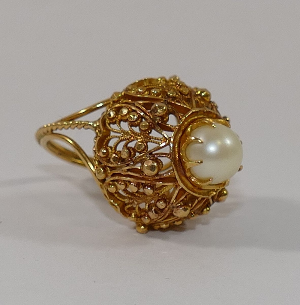 An Indian yellow metal bombè-shaped ring, set with single cultured pearl, stamped '22C', - Image 3 of 6