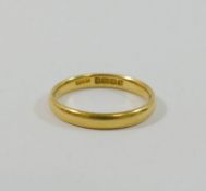 A 22 carat gold wedding band, Birmingham 1935, finger size Q,