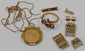 A quantity of broken yellow metal jewellery items, combined weight 11.