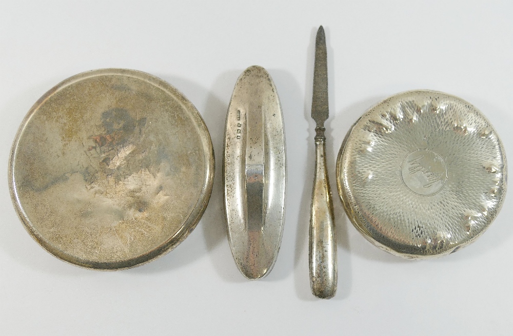 A pair of silver handled fish servers, a - Image 2 of 4