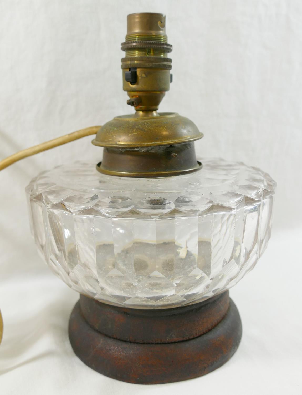 A Victorian cut glass oil lamp well, mou - Image 2 of 2