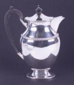 An Edwardian silver hot water/coffee pot, Mappin & Webb, height 22cm, 17.04oz.