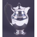 An Edwardian silver hot water/coffee pot, Mappin & Webb, height 22cm, 17.04oz.