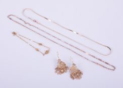 A mixed bag of gold jewellery items to include a 9ct yellow gold