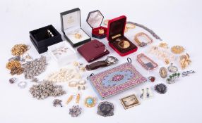 A mixed bag of costume & silver jewellery to include necklaces, earrings, brooches, a