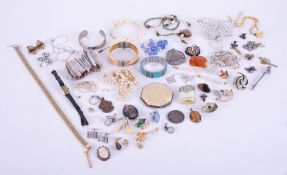 A bag of assorted costume jewellery.