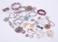 A mixed bag of costume & silver jewellery, etc to include bangles, bracelets, chains,