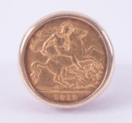 A 9ct yellow gold ornate ring set with a 1913 1/2 sovereign, 10.61gm, approx size O 1/2.