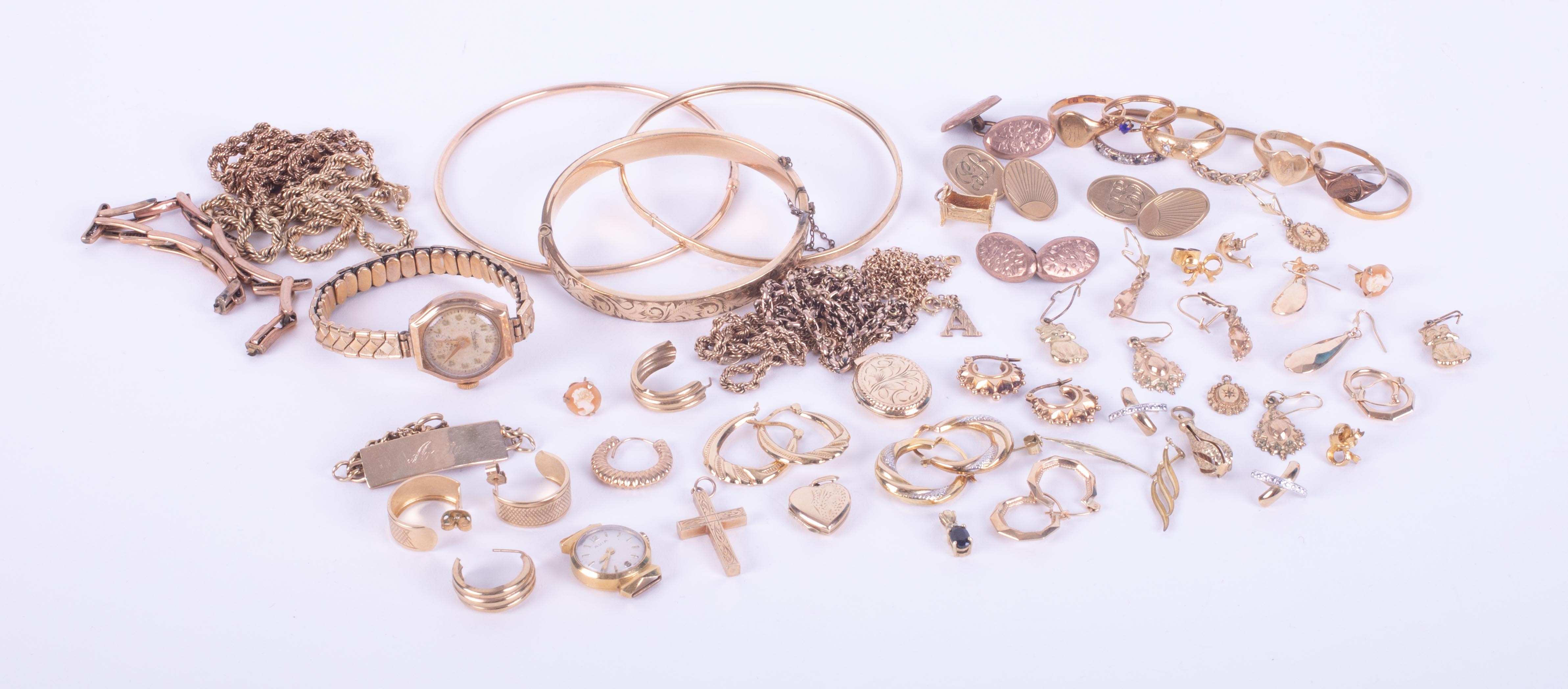 A mixed bag of 9ct yellow gold jewellery items including earrings, lockets, chain,