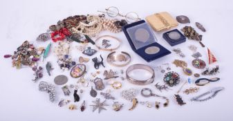 A mixed bag of costume jewellery & items of interest to include faux pearls, earrings,