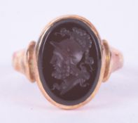 A 15ct yellow gold signet ring set with a black onyx seal with a picture of a Roman Centurion?, 6.