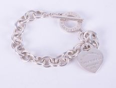 A silver Tiffany & Co curb link bracelet with a Return to Tiffany heart charm, length 18.5cm, 34.