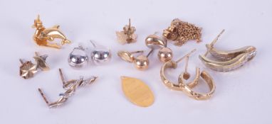 A small selection of mixed gold items mainly all 9ct gold to include a broken chain, earrings &