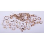 A bag of mixed 9ct gold items to include earrings, chain, bracelet, brooch, rings etc, total