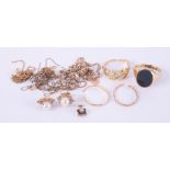 A quantity of 18ct yellow gold jewellery some stamped with K18 750 to include rings,