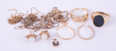 A quantity of 18ct yellow gold jewellery some stamped with K18 750 to include rings,