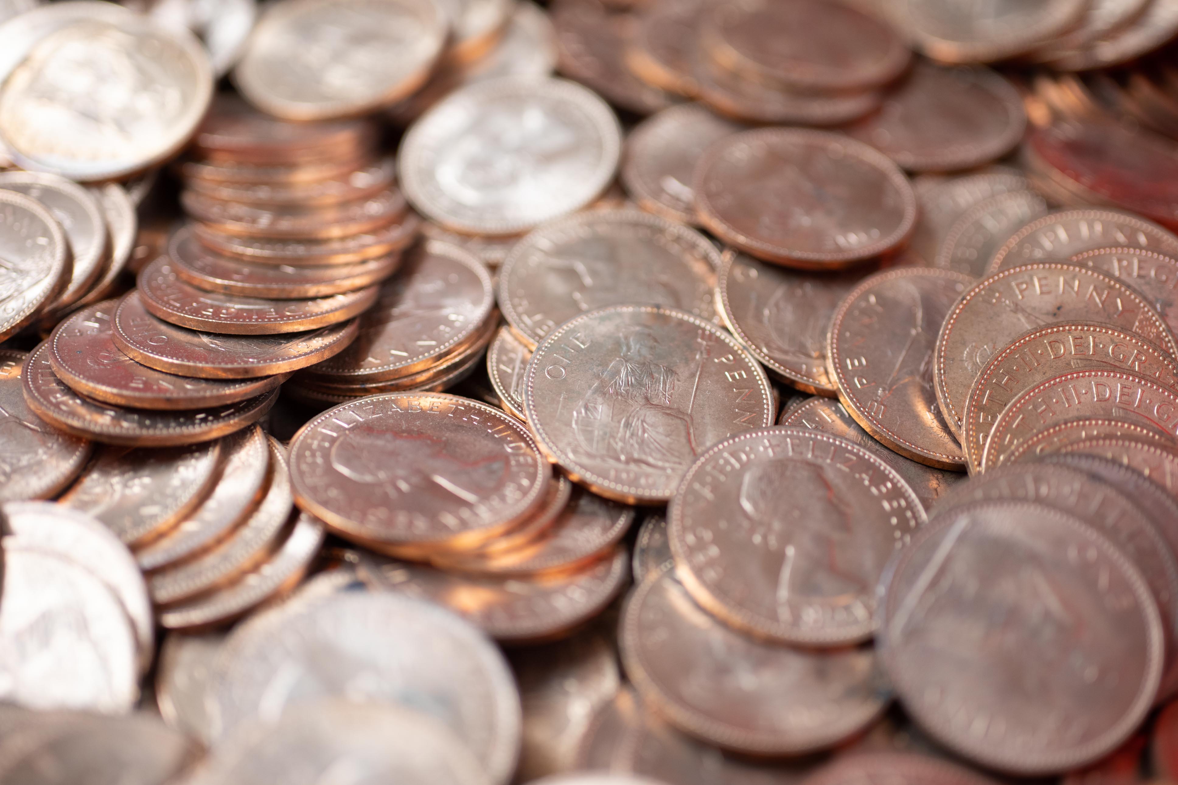 A large collection of Queen Elizabeth half pennies and pennies, mainly UNC, together with other - Image 3 of 3