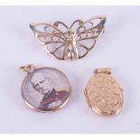 A selection of jewellery to include a 9ct yellow gold butterfly brooch, 2.66gm, a 9ct yellow