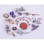 A mixed selection of jewellery to include brooches & pins in the form of a scorpion, flower