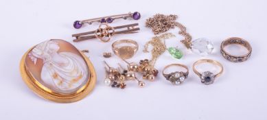 A bag of mixed gold jewellery to include 9ct yellow gold items (mostly hallmarked but some not and