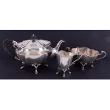 A George V three piece silver tea service by Walker & Hall, approx. 28.72oz.