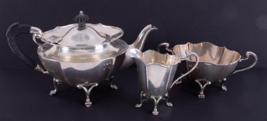 A George V three piece silver tea service by Walker & Hall, approx. 28.72oz.