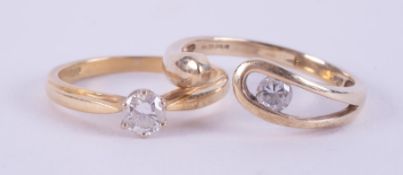 An 18ct yellow gold ring set with 0.25 carats of round brilliant cut diamond, 2.45gm, size L and a