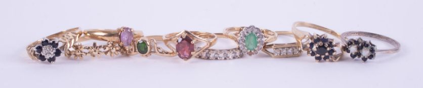 A mixed lot of 10 x 9ct yellow gold gem set and other rings to include a flower ring, emerald