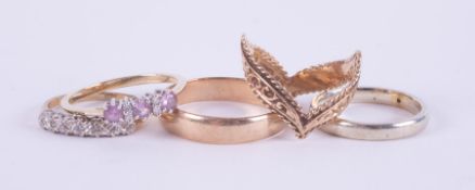 Five 9ct gold rings to include an engraved wishbone design ring, 2.73gm, size N to O, a 9ct seven