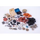 A bag of mixed jewellery & miscellaneous collectables to include a boxed set of four x gold dress