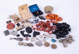 A bag of mixed jewellery & miscellaneous collectables to include a boxed set of four x gold dress