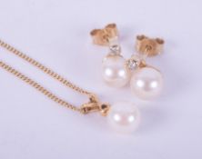 A set comprising of a 9ct yellow gold pendant set with a 7mm creamy pink freshwater pearl with a