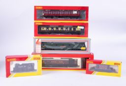 Hornby OO Gauge R4483 8 wheel Pullman 1st class 'Onyx', R4155 LMS operating Royal Mail coach set