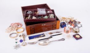 A wooden vintage jewellery box with costume jewellery to include brooches, pendants, chains,