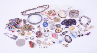 A mixed lot of costume jewellery & silver to include brooches, pendants, necklaces, beads, bangle,