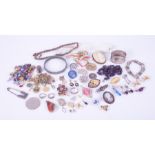 A mixed lot of costume jewellery & silver to include brooches, pendants, necklaces, beads, bangle,