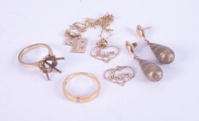 A mixed lot of 9ct yellow gold jewellery items to include earrings, rings, chain, pendants, etc,