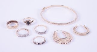 A mixed lot to include a 9ct yellow gold bangle, a 9ct yellow gold heart design band, 2 x odd 9ct
