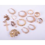 A quantity of 9ct gold jewellery to include earrings, rings, pendant, chain, brooch, etc, total