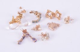 A quantity of 9ct yellow gold jewellery to include a horse head charm, eight pairs of earrings (some