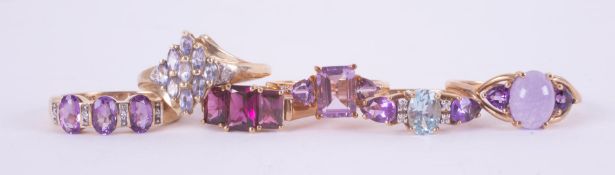 A mixed bag of six 9ct yellow gold gem set rings to include amethyst, lavender jade, pale tanzanite,