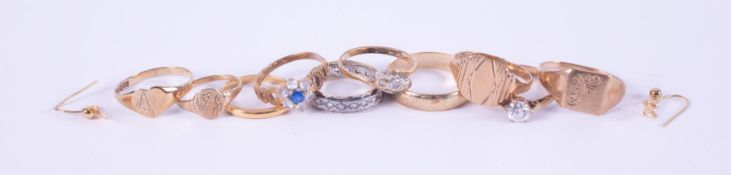 A mixed lot to include a 22ct yellow gold wedding band, 2.25gm, a pair of 9ct yellow gold cross