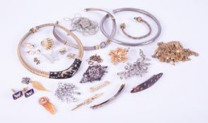 A mixed lot of costume jewellery & silver to include brooches, hairclips, earrings, cufflinks,