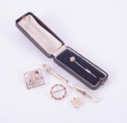 A mixed lot to include a 9ct yellow gold bar brooch set a triangular cut aquamarine & a diamond,