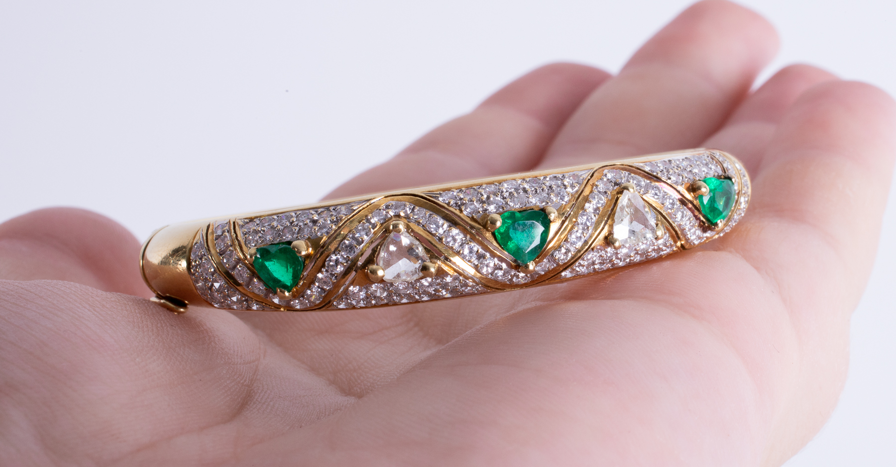 An impressive 18ct yellow gold bangle set with three heart shaped emeralds, approx. - Image 2 of 4