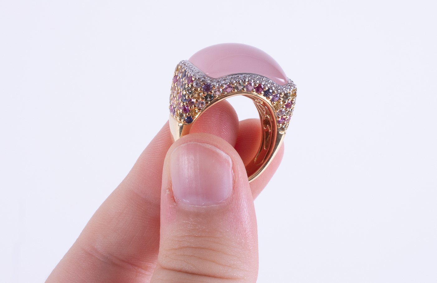 An impressive & ornate 18ct yellow gold ring set with a central arched rectangular cabochon cut rose