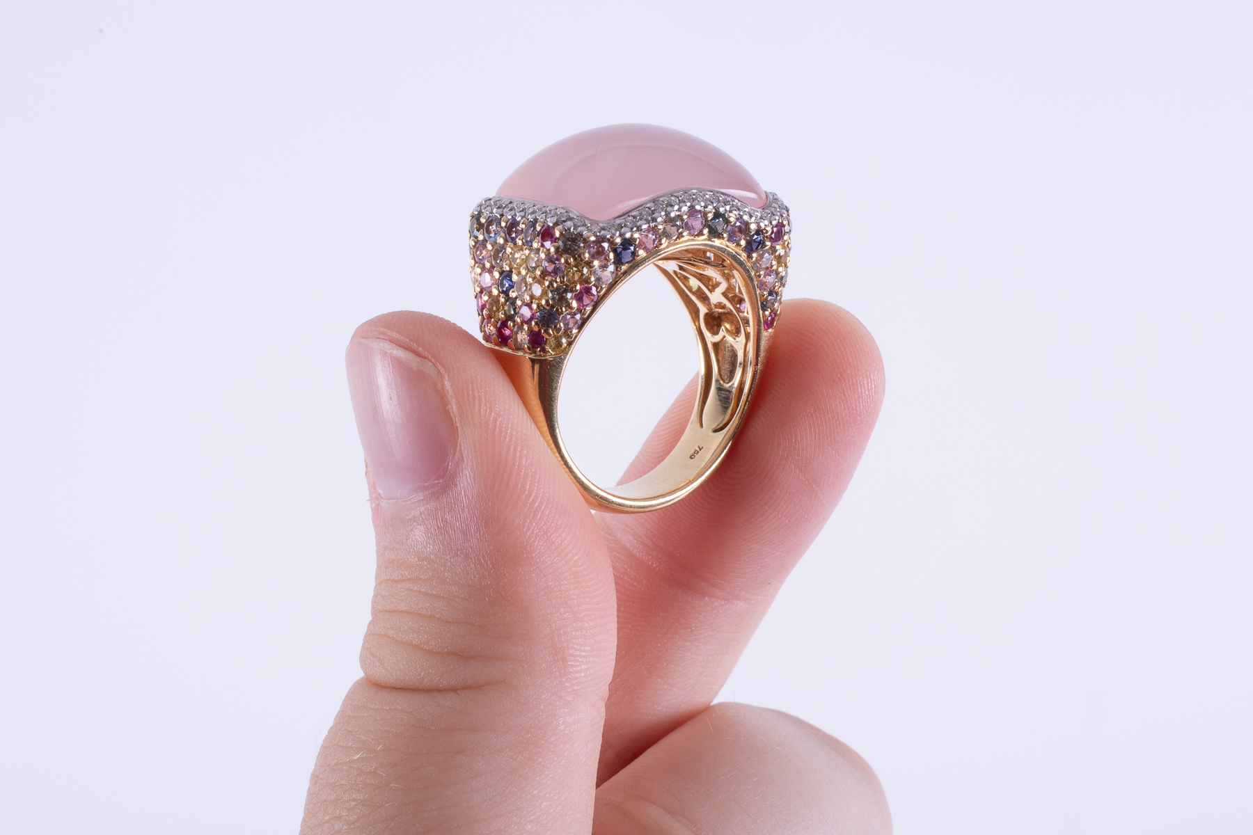 An impressive & ornate 18ct yellow gold ring set with a central arched rectangular cabochon cut rose - Image 3 of 4