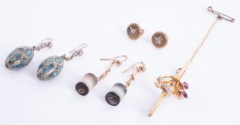 A mixed lot to include a 9ct yellow gold brooch set with seed pearls and round cut red