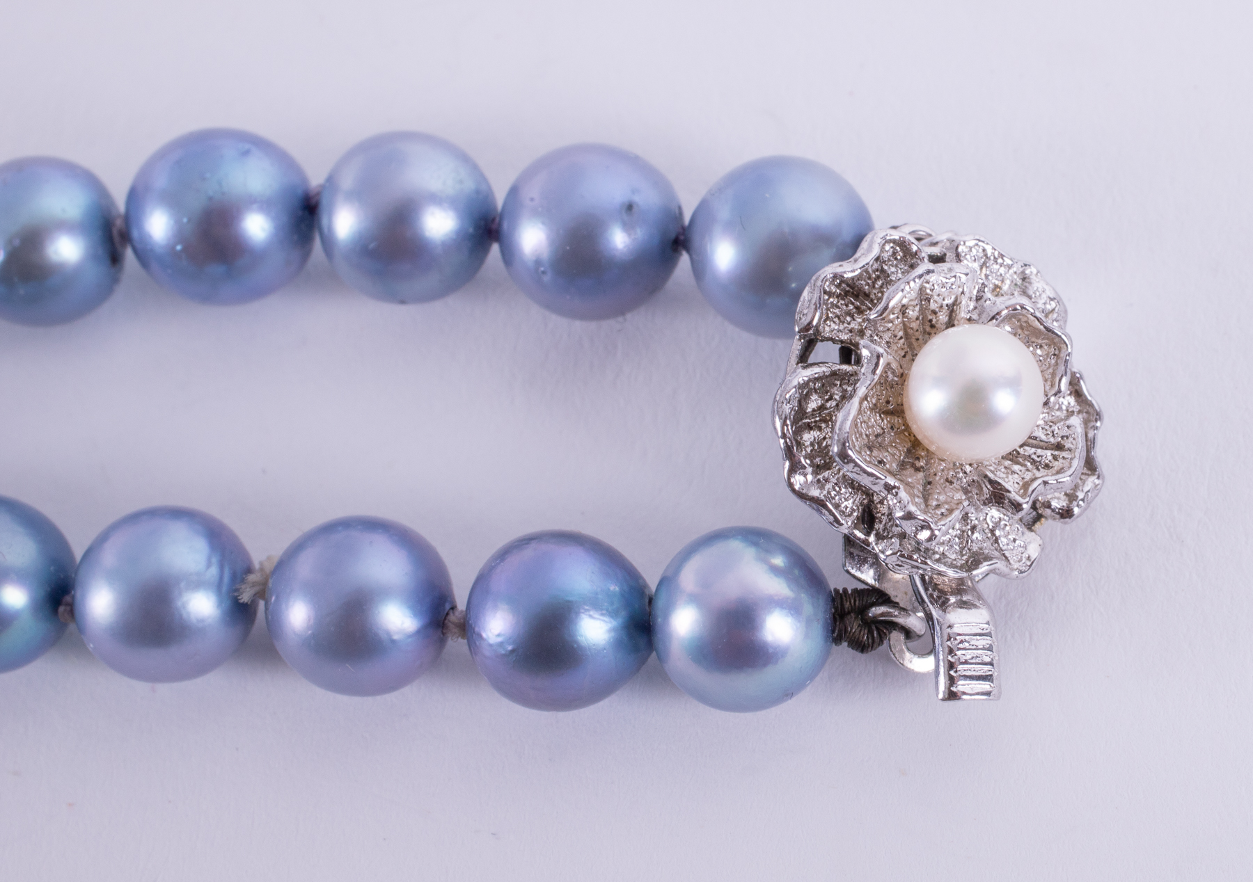 A set to include an 18ct yellow gold ring set with an 8mm blue dyed freshwater pearl & set to each - Image 3 of 3
